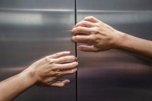 اگر در آسانسور برق قطع شد، چه کنیم؟