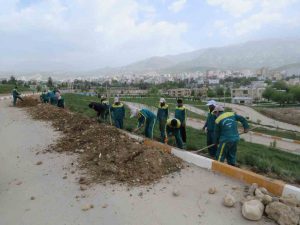 کلنگ های کارگران فضای سبز شهر  یاسوج، پرده از یک خیانت بزرگ  به شهروندان خود برداشته است./+ تصاویر