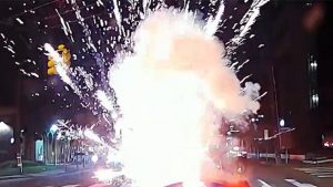 صحنه وحشتناک انفجار مواد آتش زا در داخل خودروی لوکس!