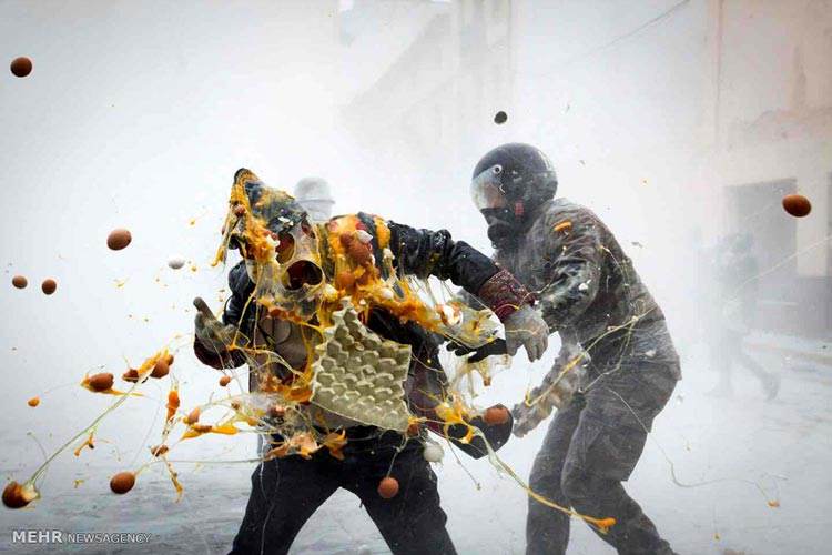 حمله با آرد و تخم مرغ در طول جشنواره سنتی با قدمت ۲۰۰ ساله در اسپانیا (AFP) برترین عکس های خبری مهم روز جهان را ببینید