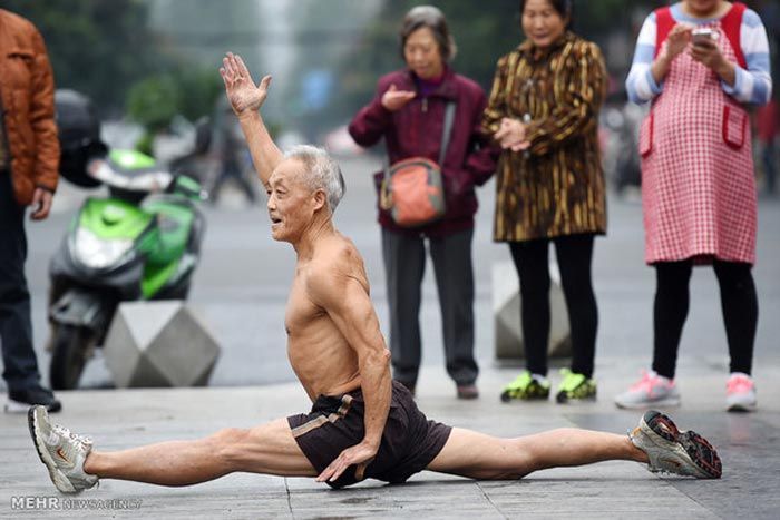 تمرین ورزشی یک پیرمرد در پارک استان سیچوان چین (CFP)