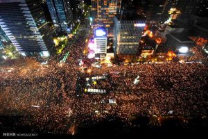 مردم کره جنوبی با شمع هایی در دست خواستار برکناری رئیس جمهور این کشور شدند. (AFP)