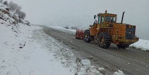 برف و باران در محورهای ۱۰ استان و انسداد ۲۱ جاده/ رانندگان‌ زنجیرچرخ داشته باشند