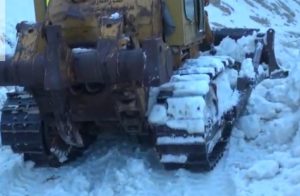 جدال برف و آهن در جاده های برفگیر شهرستان دنا