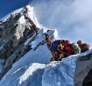 کوهنوردان از صعود به قلل مرتفع خودداری کنند