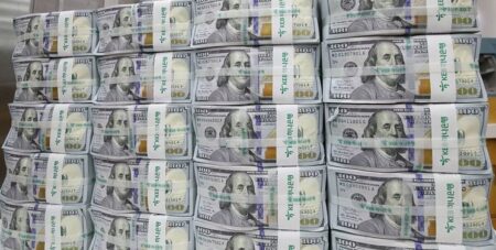 سیاستگذار پولی با عرضه سنگین در مرکز مبادله اجازه دستکاری در نرخ ارز‌ ندهد