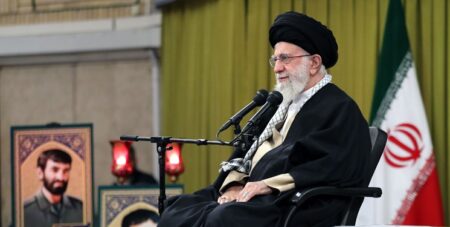 رهبر انقلاب: کشورهای اسلامی باید ارتباط سیاسی و اقتصادی خود با رژیم صهیونیستی را قطع کنند