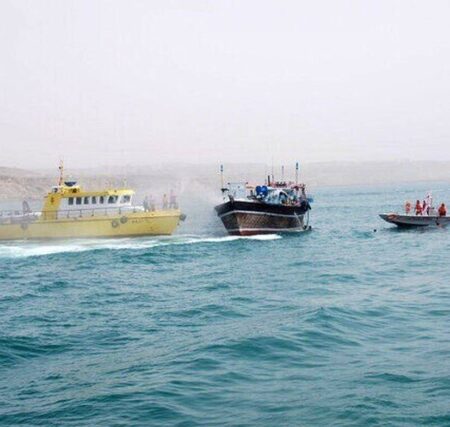 توقیف یک شناور حامل ۷۰ هزار لیتر سوخت قاچاق در خلیج فارس/ ۵ نفر دستگیر شدند