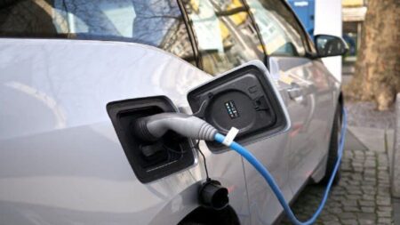 تأمین برق ایستگاه‌های شارژ خودرو‌های برقی در حال انجام است