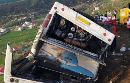 ۲۳ کشته و زخمی در واژگونی هولناک اتوبوس در گیلان